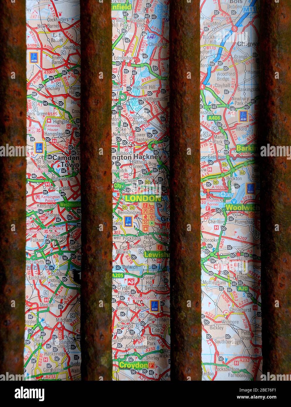 Una mappa di Londra dietro le barre per illustrare l'impatto sulle famiglie del blocco del virus corona Foto Stock