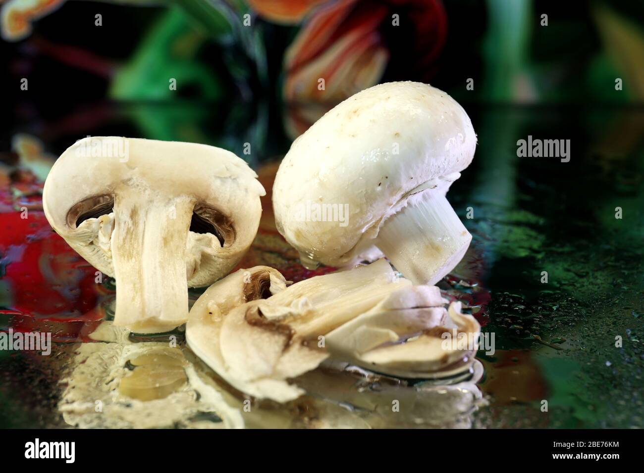 Fotografia alimentare: Yummy cercando funghi a fette e funghi interi, un ottimo cibo funghi girato per il tuo sito web. Foto Stock