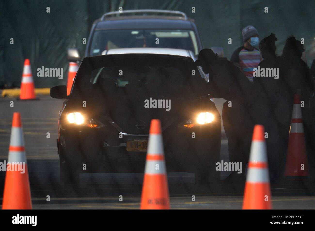 New York, Stati Uniti. 12 aprile 2020. Le persone in auto sono allineate nel parcheggio Sears allestito per i test COVID-19 nella sezione Flatbush del New York City Borough di Brooklyn, NY, 12 aprile 2020. Anche se i casi di coronavirus, le ammissioni in UTI e le ospedalizzazioni sono diminuiti in tutto lo Stato di New York, il numero di morti non è stato. (Anthony Behar/Sipa USA) Credit: Sipa USA/Alamy Live News Foto Stock