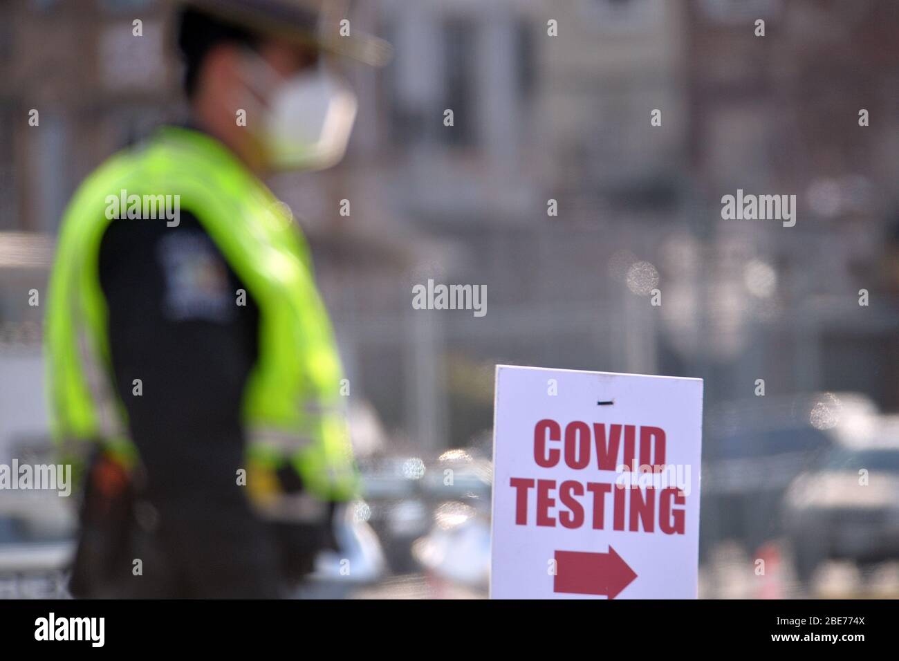 New York, Stati Uniti. 12 aprile 2020. Un New York state Trooper si trova all'ingresso del sito di test COVID-19 nel Sears Parking nella sezione Flatbush del New York City Borough di Brooklyn, NY, 12 aprile 2020. Anche se i casi di coronavirus, le ammissioni in UTI e le ospedalizzazioni sono diminuiti in tutto lo Stato di New York, il numero di morti non è stato. (Anthony Behar/Sipa USA) Credit: Sipa USA/Alamy Live News Foto Stock