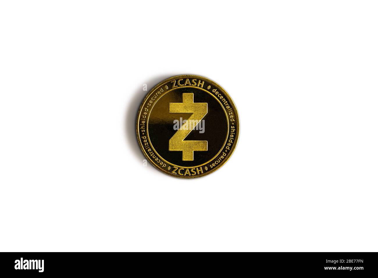 Moneta di bit dorata su bianco isolato con sentiero di taglio. Bitcoin è un buon metodo di pagamento nel moderno mercato globale dell’economia. Valuta digitale virtuale e finan Foto Stock