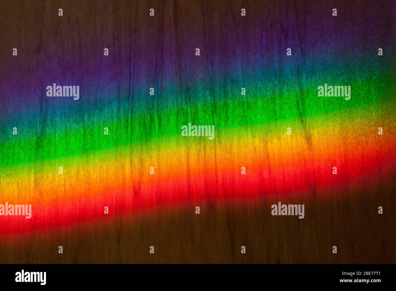 Prisma Spectrum atterraggio sul mio soffitto, pareti, porte e mobili aggiungendo meravigliosi colori arcobaleno per altrimenti drappare superfici. Foto Stock