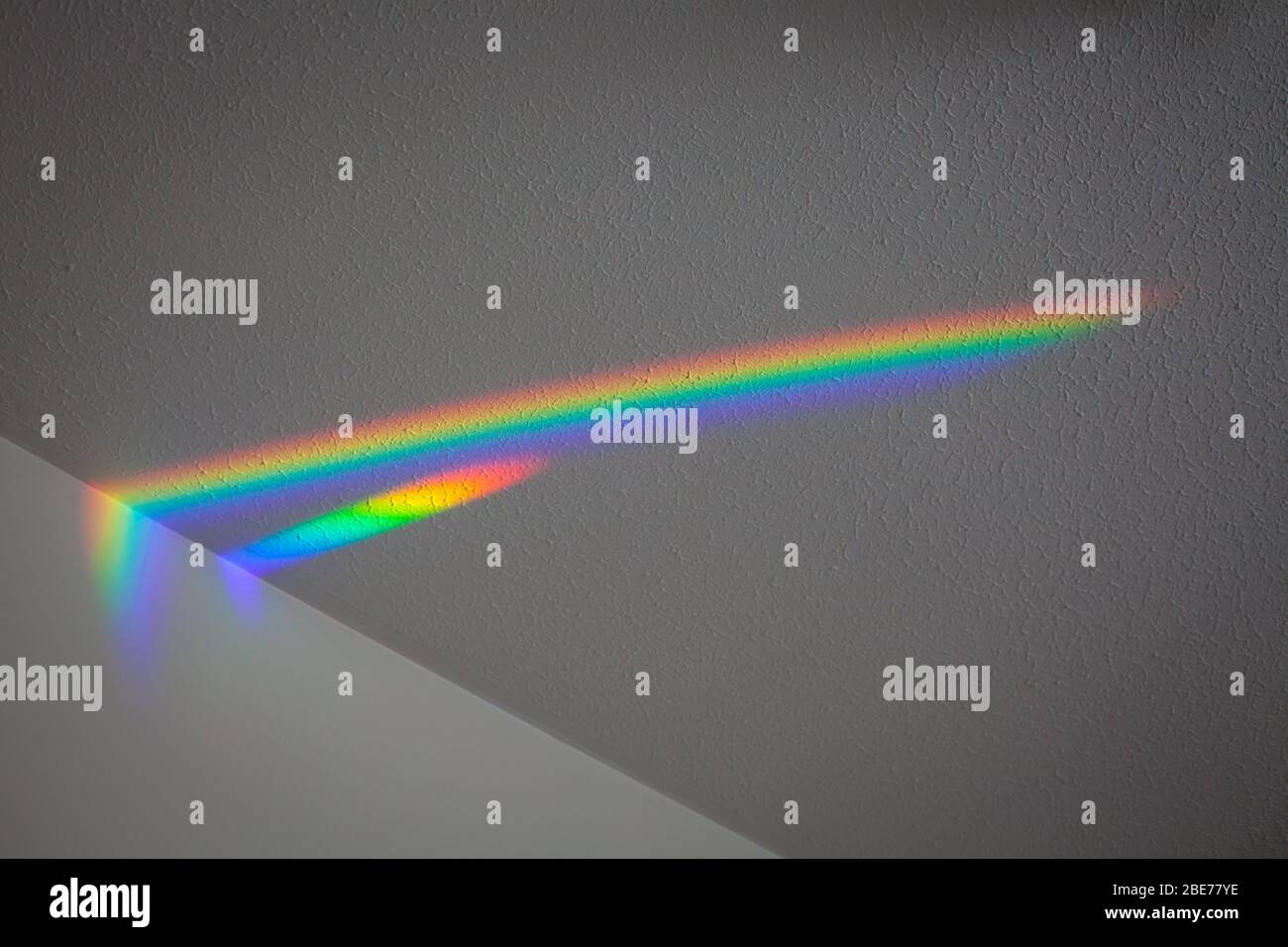 Prisma Spectrum atterraggio sul mio soffitto, pareti, porte e mobili aggiungendo meravigliosi colori arcobaleno per altrimenti drappare superfici. Foto Stock