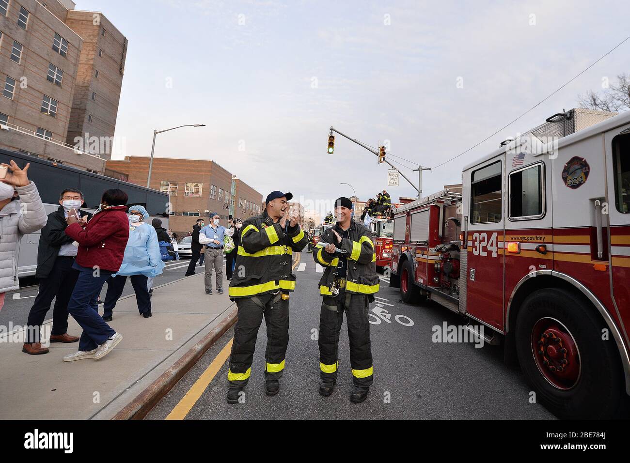 New York, Stati Uniti. 12 aprile 2020. I membri del New York City Fire Department si uniscono all'esterno dell'Elmhurst Hospital Center per mostrare la loro gratitudine al personale medico e ai lavoratori essenziali in prima linea della pandemia di coronavirus il 11 aprile 2020 nel quartiere di New York City delle Queens, NY, il 12 aprile 2020. (Anthony Behar/Sipa USA) Credit: Sipa USA/Alamy Live News Foto Stock