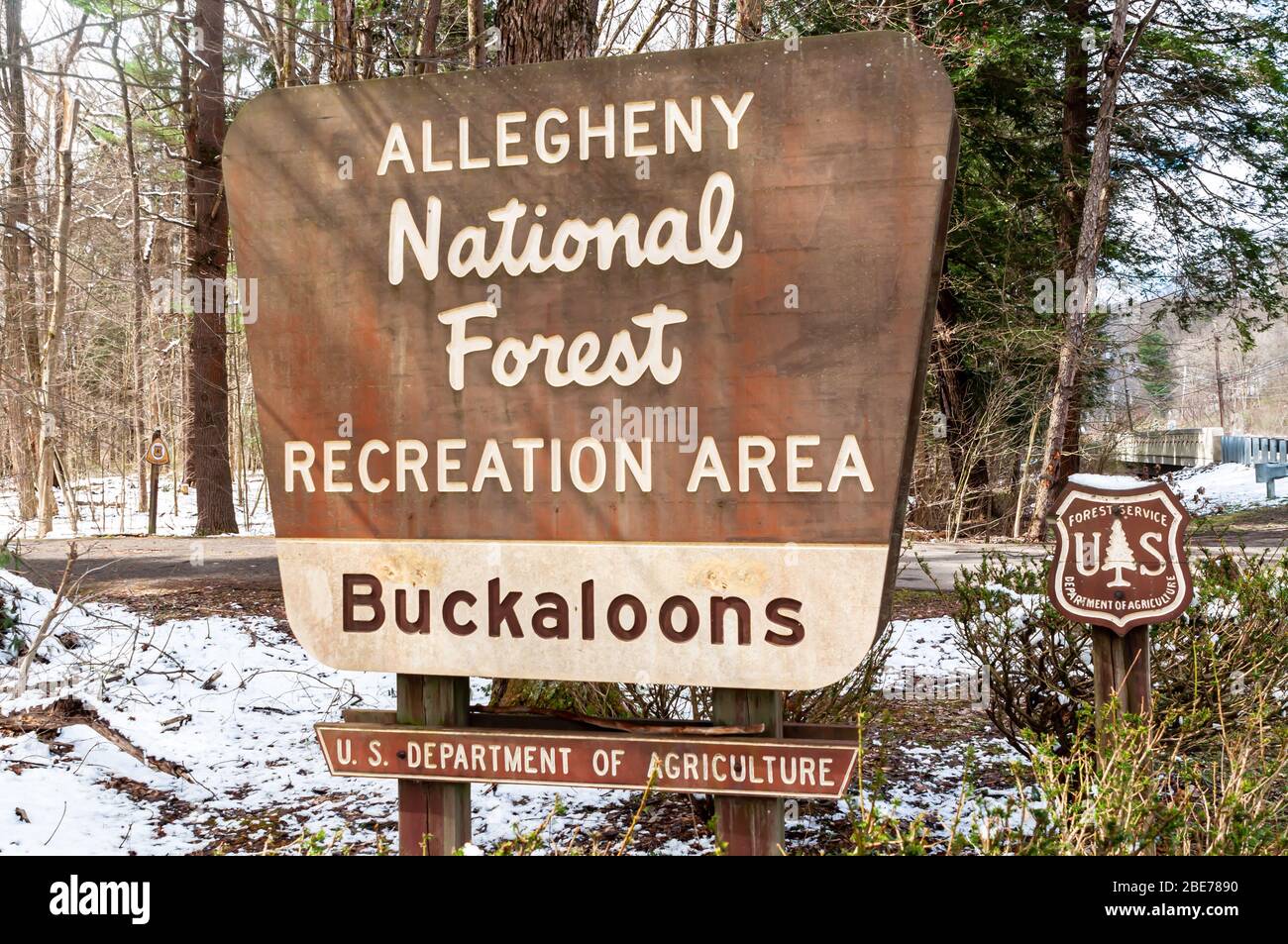 Un cartello in legno all'ingresso dell'Area ricreativa di Buckaloons i n The Allegheny National Forest in primavera, Brokenpaglia Twp, PA, USA Foto Stock