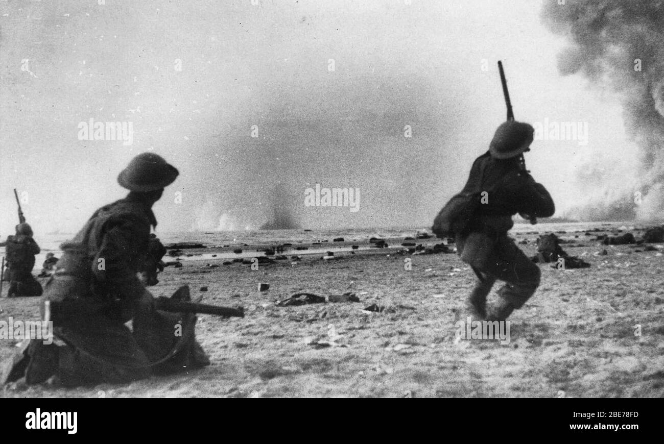 Soldati della British Expeditionary Force fuoco a basso volo aereo tedesco durante l'evacuazione Dunkerque - Giugno 1940 Foto Stock