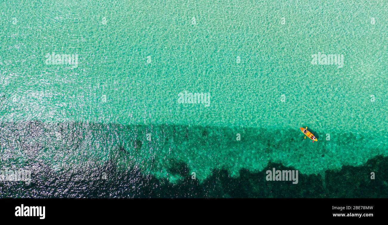 Vista aerea sopra le belle viste del mare sull'isola e kayak turisti. Turisti che giocano in mare e kayak nel bel mare. Foto Stock