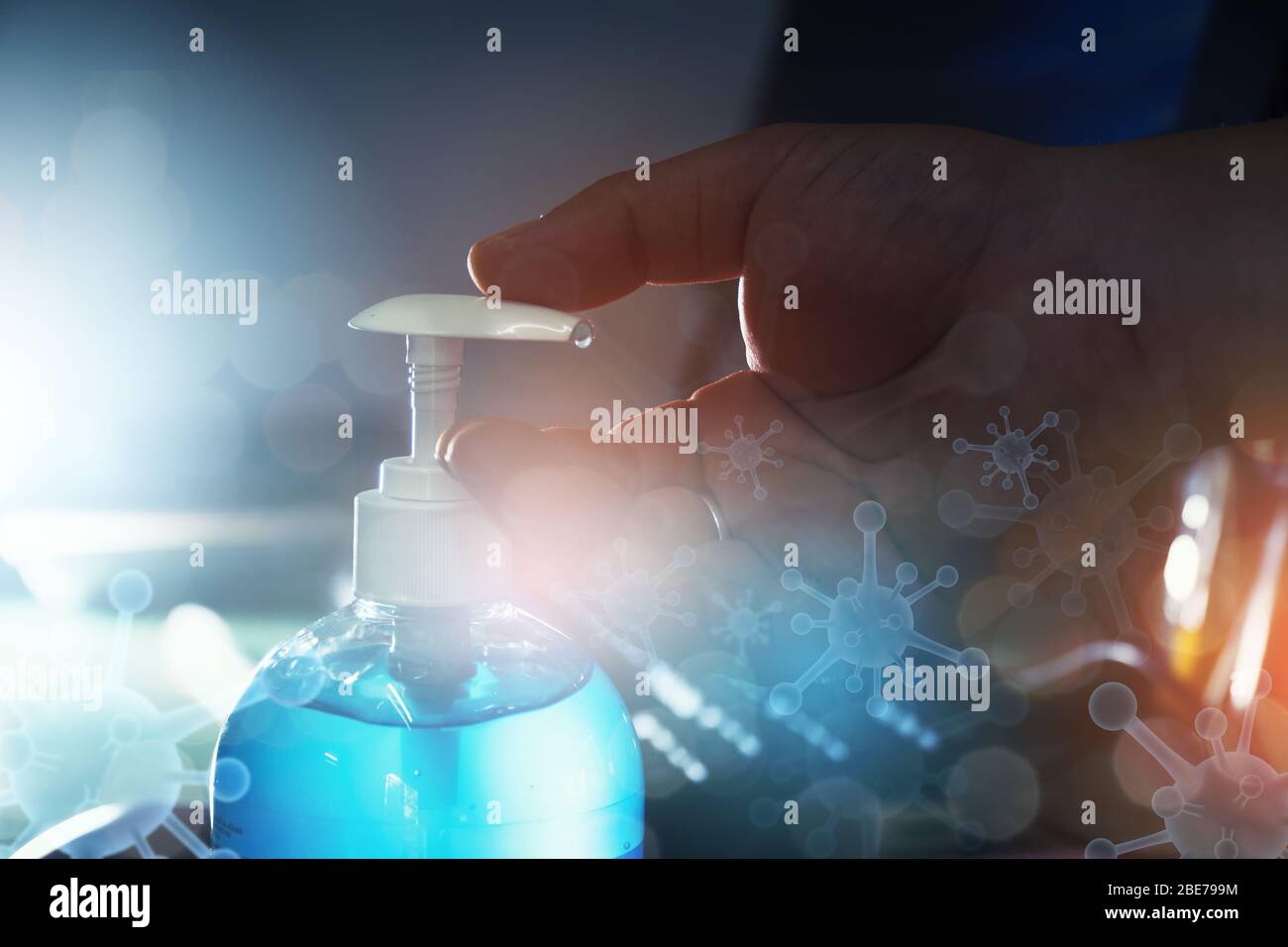 Mani umane con gel di alcol lavarsi le mani igienizzante anti virus batteri sporca cura della pelle con segno virale virtuale e doppia esposizione. Romanzo coronav Foto Stock