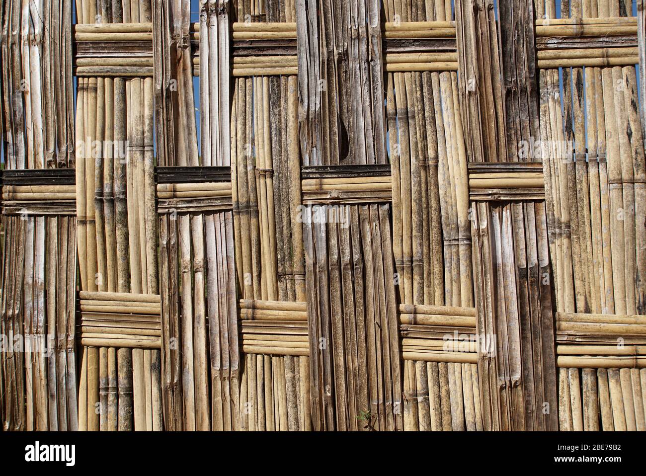 Dettaglio di un assegno Pattern Bamboo Fence che circonda una Dorze Tribe Home Foto Stock