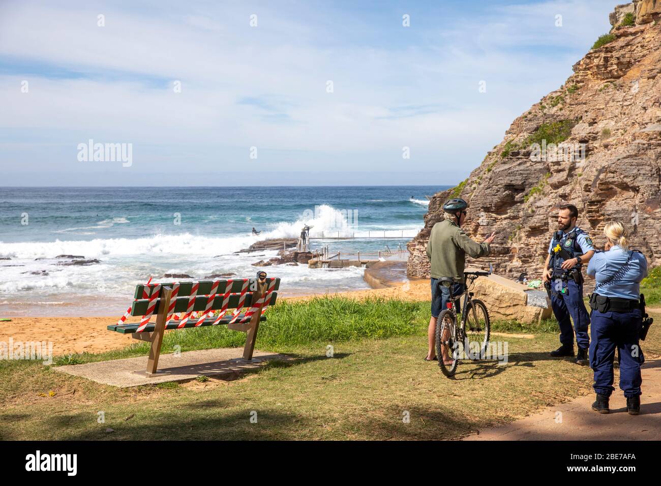 Sydney, Australia. Lunedì 13 aprile 2020. Avalon Beach a Sydney è stato aperto per il lungo weekend di Pasqua, ma il lunedì di Pasqua funzionari chiusi la spiaggia, poi i funzionari hanno eretto la spiaggia chiusa cartelli a causa del COVID-19. La polizia ha anche frequentato la spiaggia e ha parlato con la gente del posto per chiedere perché non stavano a casa. Avalon Beach è stata popolare tra la gente del posto e i surfisti durante il lungo fine settimana. Credito Martin Berry/Alamy Live News Foto Stock