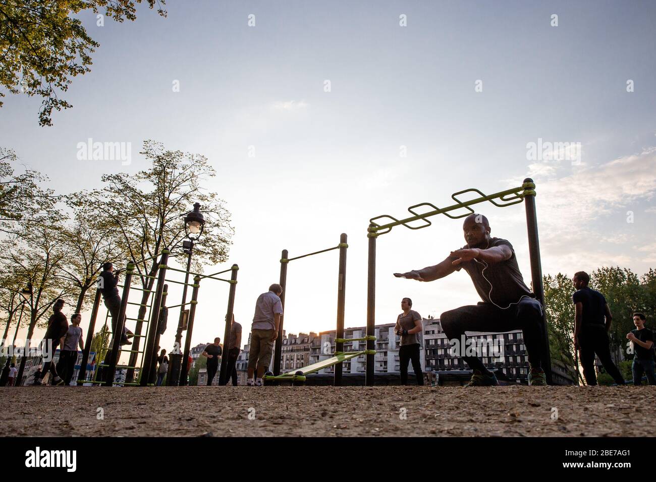 Parigi, Francia. 12 aprile 2020. La gente fa esercizi a Parigi, Francia, 12 aprile 2020. Le persone sono autorizzate a partecipare a sport all'aperto dopo le 7:00 a Parigi durante un rigoroso blocco per fermare la diffusione del COVID-19. Credit: Aurelien Morissard/Xinhua/Alamy Live News Foto Stock