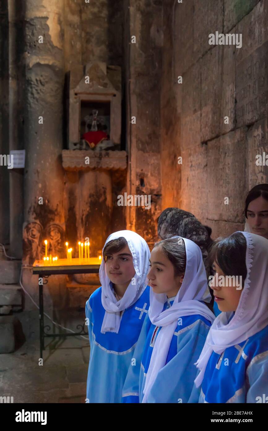 Coro delle ragazze, Messa domenicale al Monastero di Haghpat, chiesa armena, complesso monastico medievale, Haghpat, provincia di Lori, Armenia, Caucaso, Asia Foto Stock