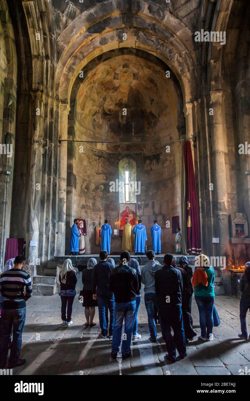 Santa Messa domenicale al Monastero di Haghpat, chiesa armena, complesso monastico medievale, Haghpat, provincia di Lori, Armenia, Caucaso, Asia Foto Stock