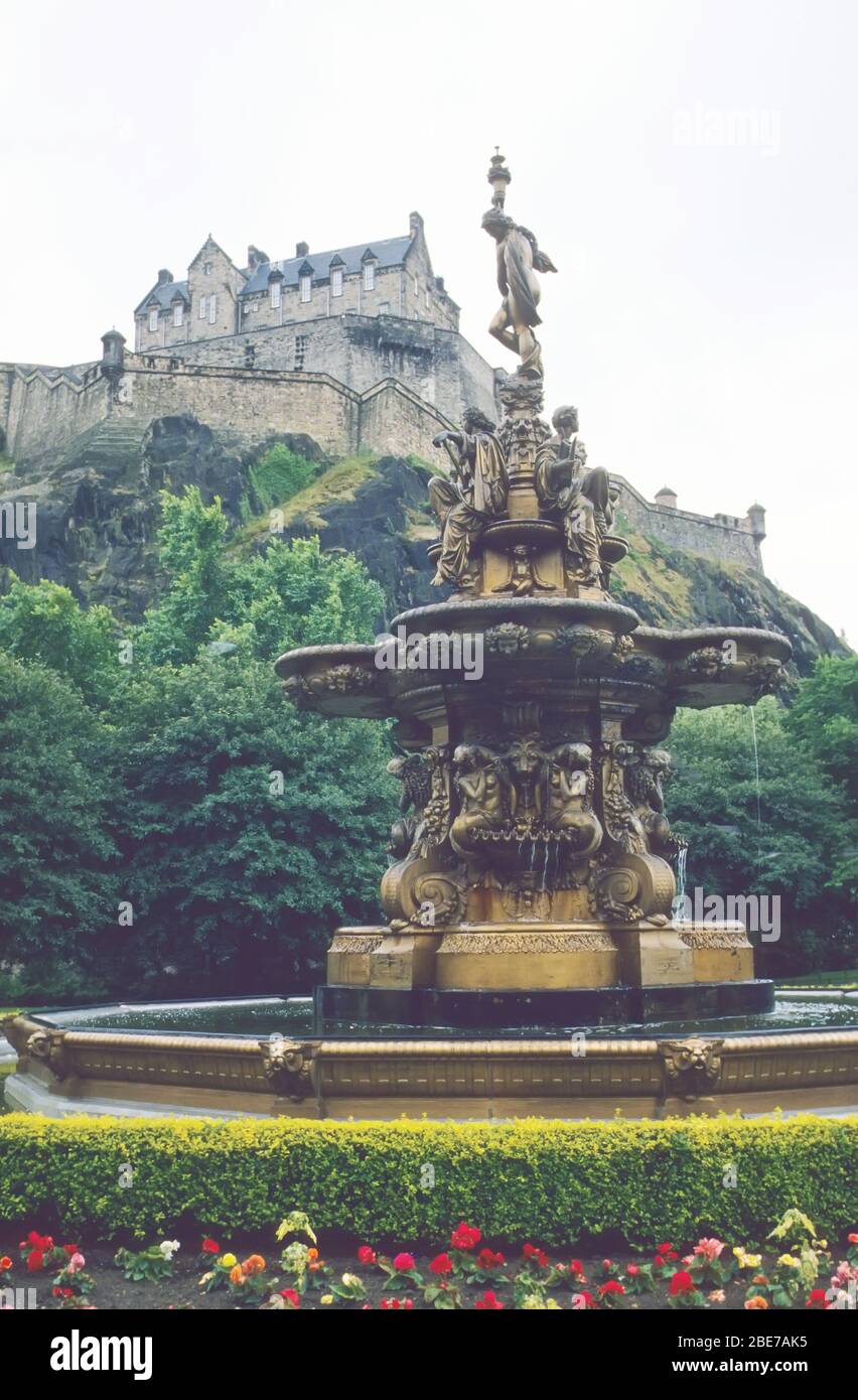 Castello di Edimburgo visto dai giardini di Princes Street, Edimburgo, Scozia, Regno Unito Foto Stock