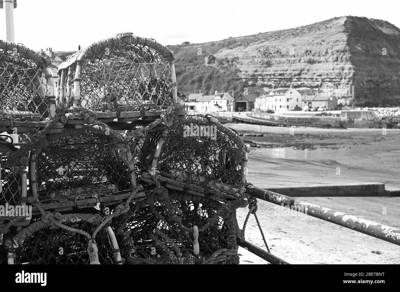 Aragoste pentole sedersi nella baia del grazioso villaggio di pescatori di Staithes nel North Yorkshire Foto Stock