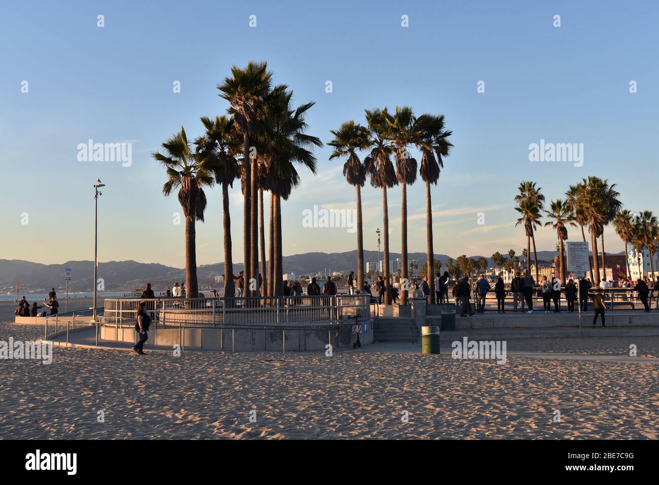 VENEZIA, CA/USA - 2 DICEMBRE 2018: Il famoso Venice Skatepark sulla Baia di Santa Monica al tramonto Foto Stock