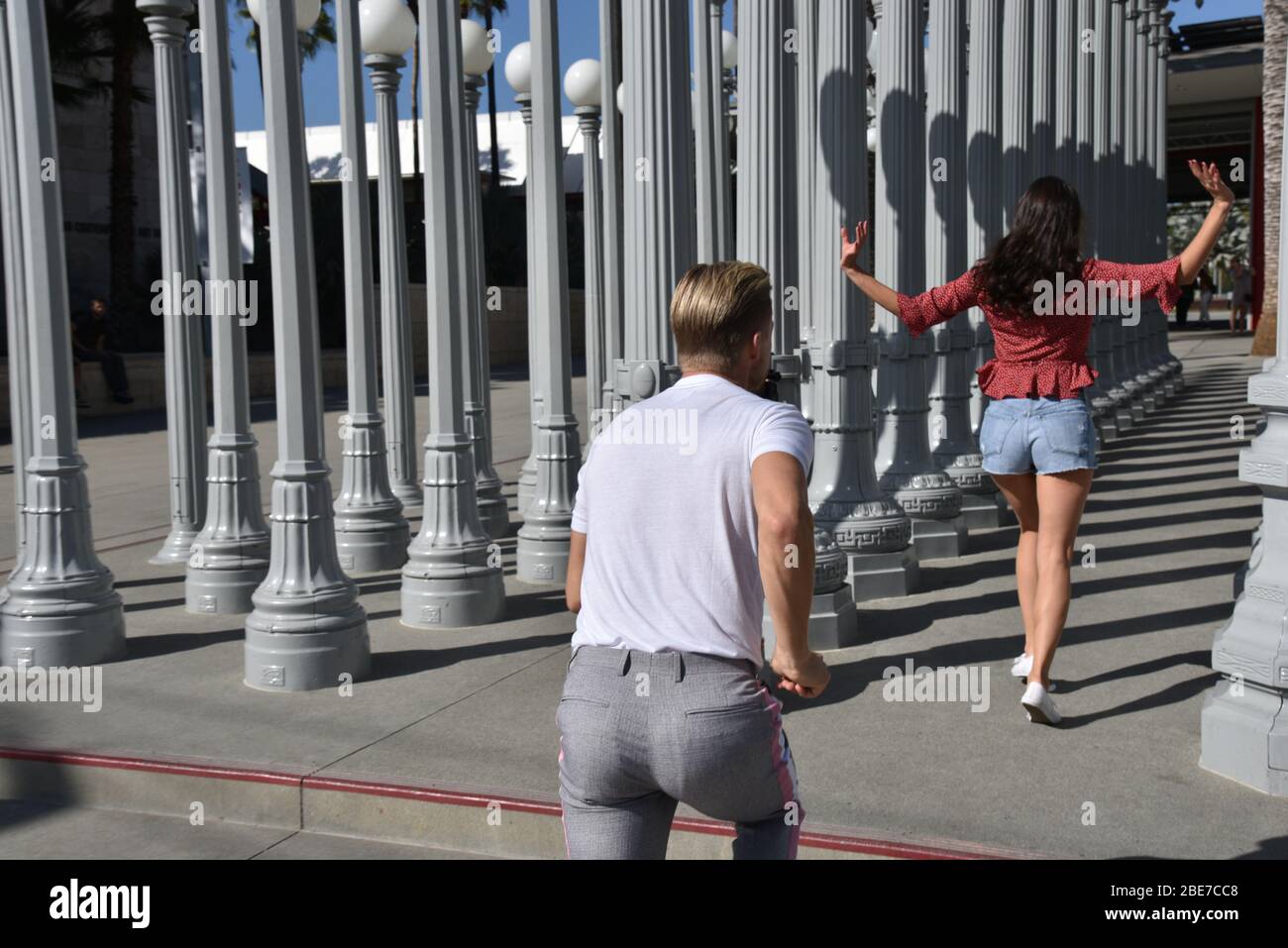 LOS ANGELES, CA/USA - 9 OTTOBRE 2018: Derek Hough e Hayley Erbert ballano alla scultura di Urban Light a LACMA mentre si registrano con Go Foto Stock