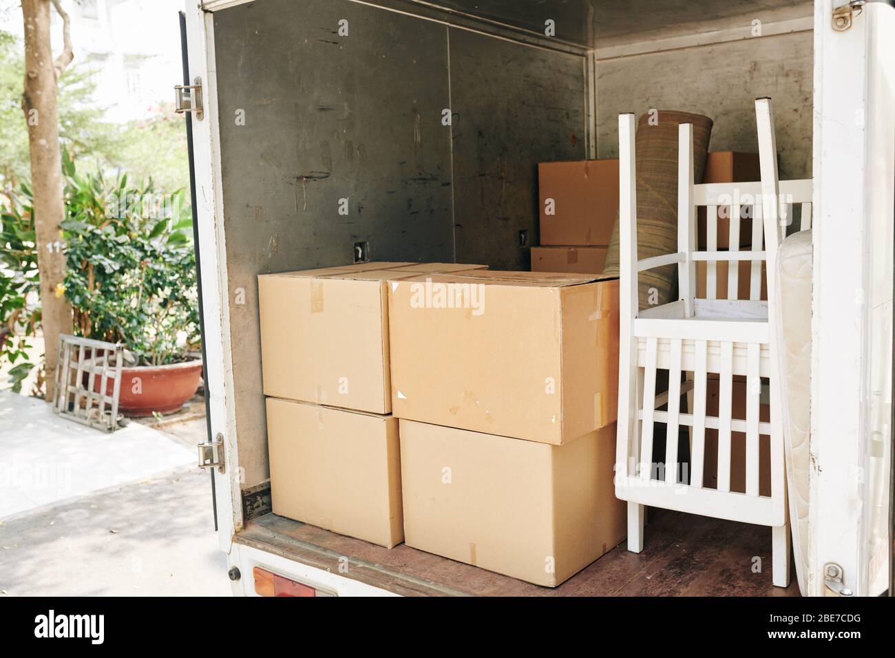 Camion carichi di mobili e scatole di cartone di famiglia che si sposta  fuori dalla casa Foto stock - Alamy