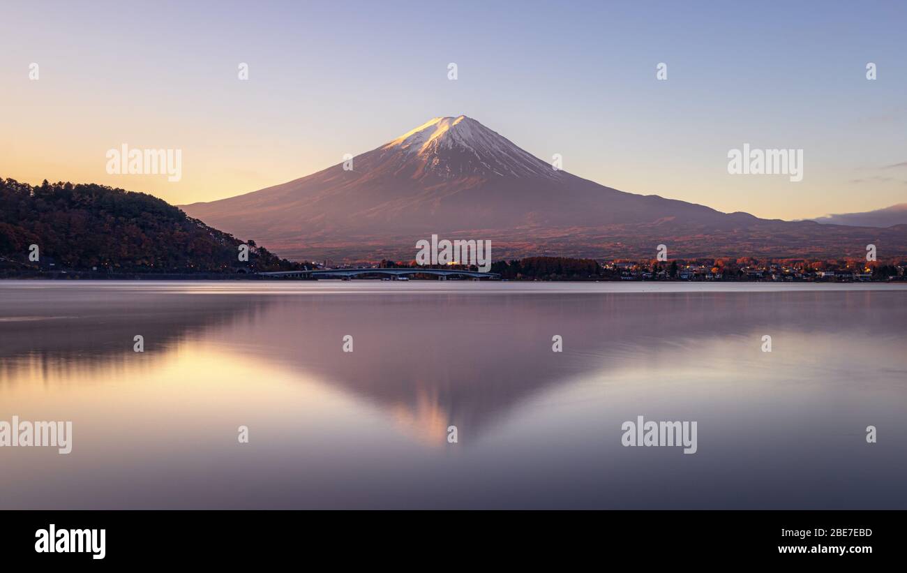 Alba del Monte Fuji a Kawaguchiko, Giappone Foto Stock