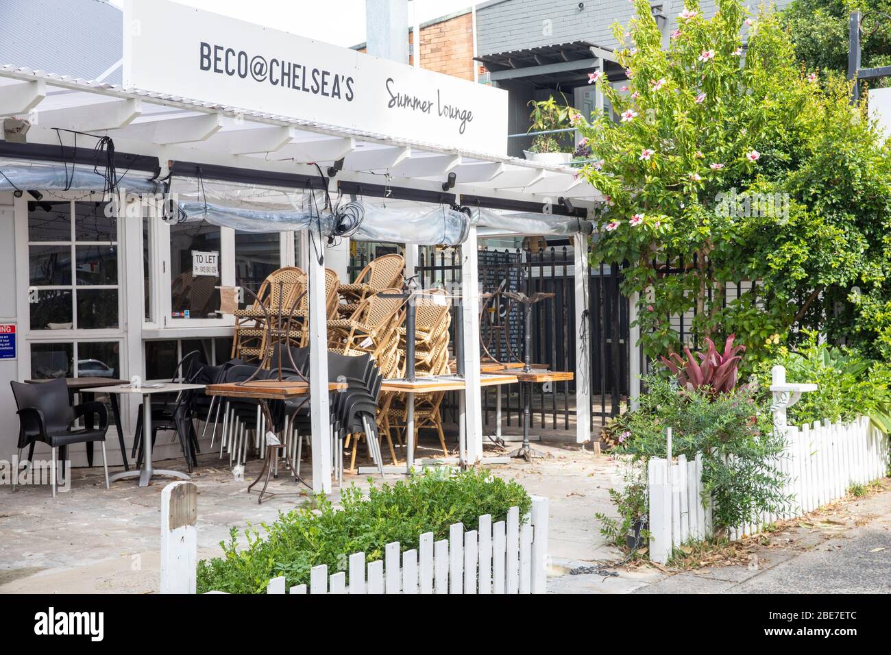 La piccola caffetteria australiana tira su i tavoli e le sedie come governo COVID-19 divieto di apertura e take-away solo caffè, Sydney Foto Stock