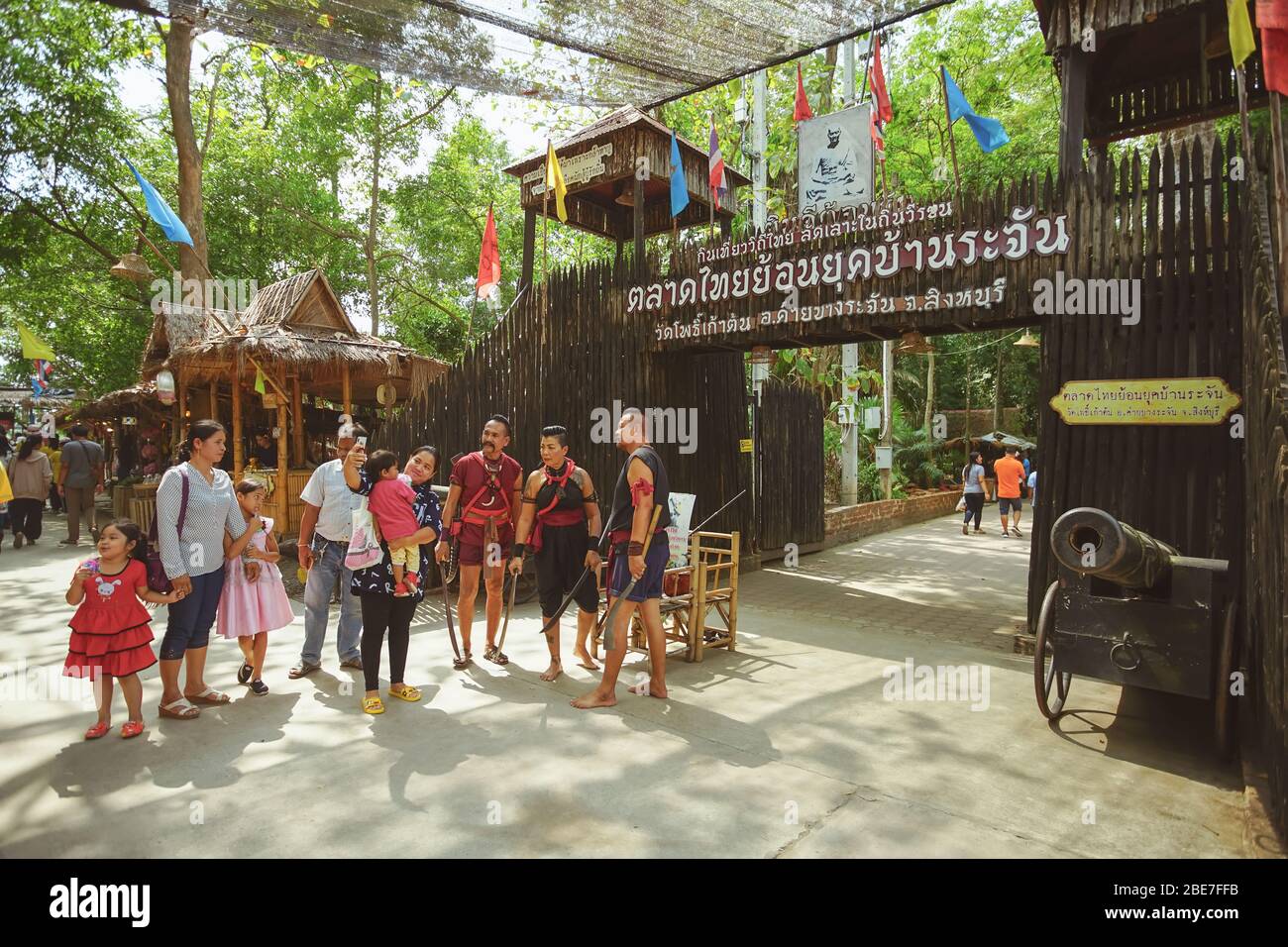 Sing Buri, Thailandia - 17 novembre 2019 : Tailandese antico vestiario al mercato Vecchio di Bang Rachan, provincia di Sing Buri, Thailandia. Foto Stock