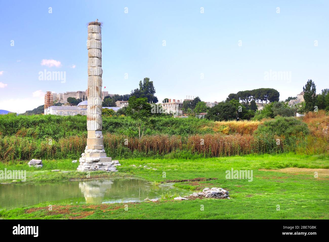 Colonna e le rovine del tempio di Artemide Efeso, una delle sette meraviglie del mondo antico, Selcuk, Turchia Foto Stock