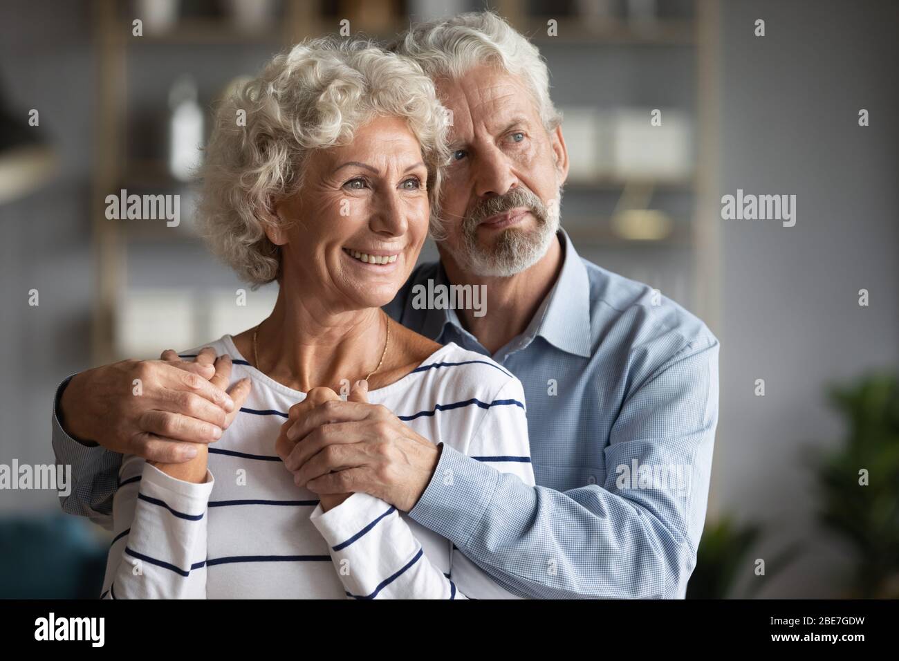 Felice coppia più anziana abbracciare, sognando insieme il buon futuro Foto Stock