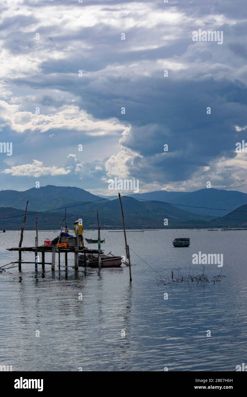 Piattaforma di pesca con pescatori Foto Stock