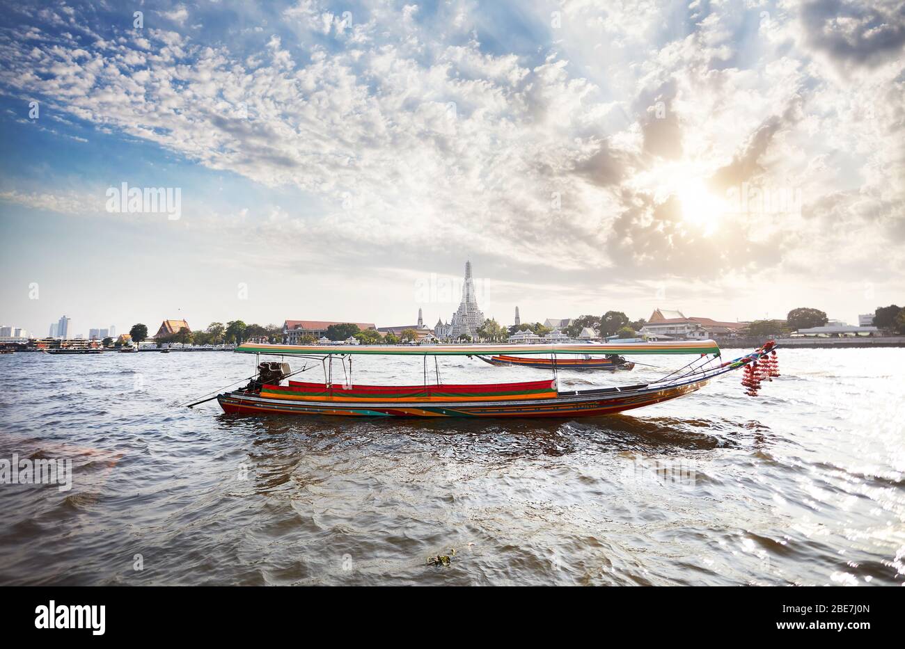 Tailandese tradizionale barca dalla coda lunga nel fiume Chao Phraya vicino al Wat Arun al tramonto a Bangkok, in Thailandia Foto Stock