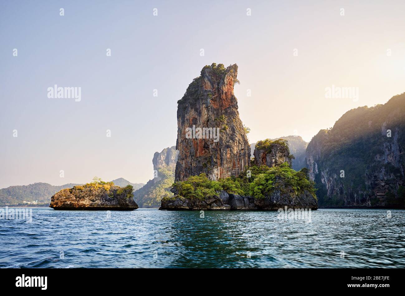 Isole tropicali dal rock al Sunrise nel mare delle Andamane della provincia di Krabi, Thailandia Foto Stock