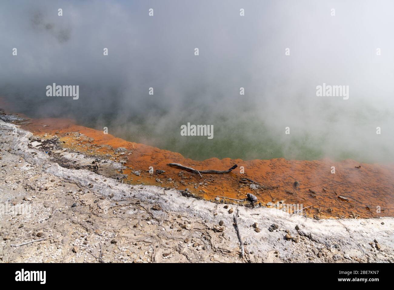 Una parte della piscina termale a Wai-o-Tapu, Isola del Nord, Nuova Zelanda. Foto Stock