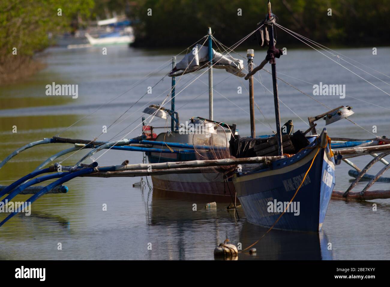 Filippine barca indigena in acque calme Foto Stock