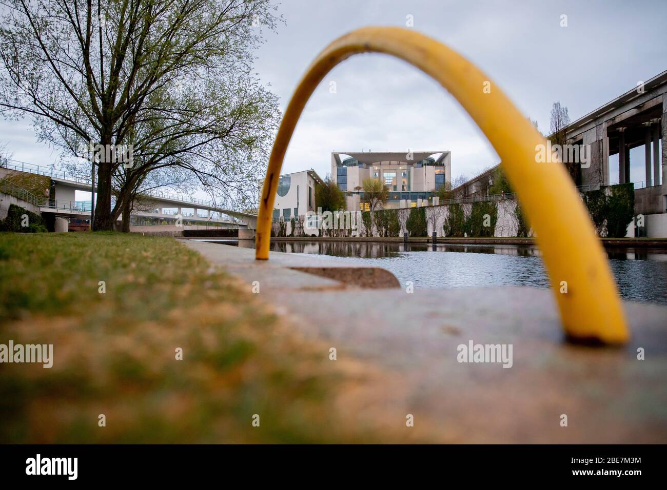 13 aprile 2020, Berlino: La Cancelleria federale e il fiume Sprea che scorre davanti ad essa. Per rallentare la diffusione del coronavirus, il governo federale ha fortemente limitato la vita pubblica. Foto: Christoph Soeder/dpa Foto Stock