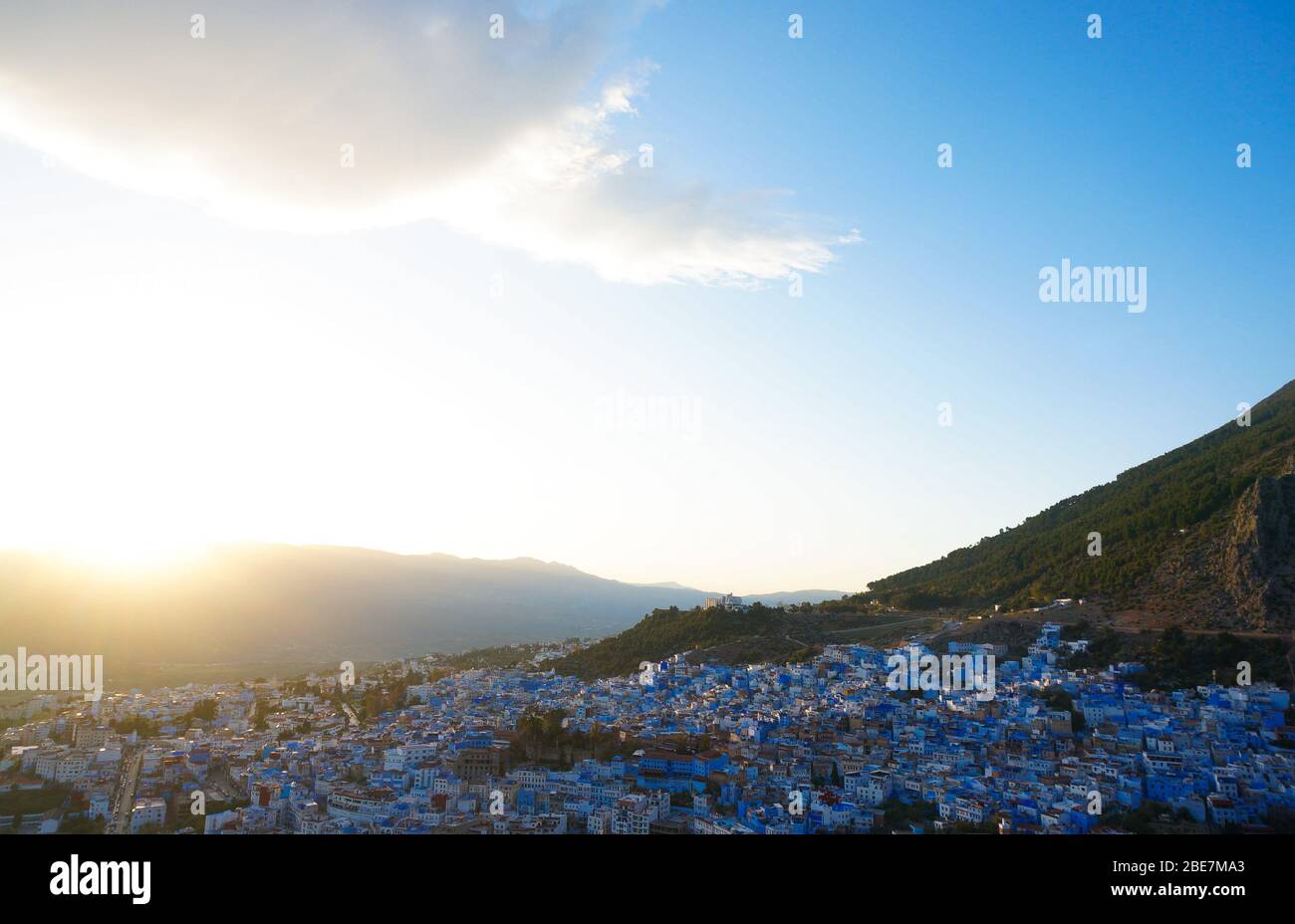 Vista delle case dipinte di blu dalla Moschea Spagnola, Chefchaouen, Marocco in serata. Foto Stock