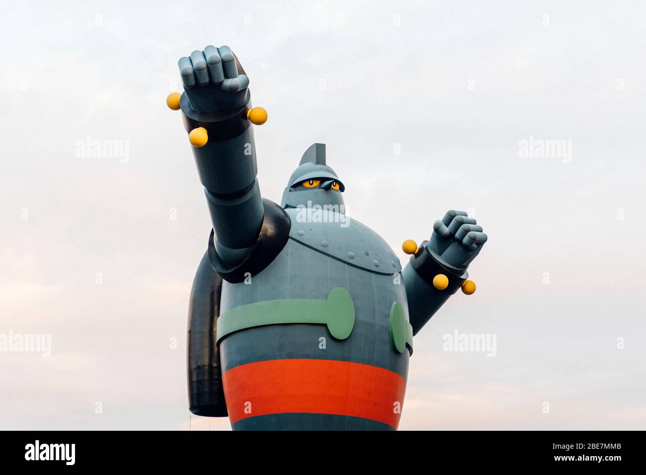 Il monumento Tetsujin 28 simboleggia la ricostruzione della città di Kobe dopo il grande terremoto di Hanshin-Awaji. Foto Stock