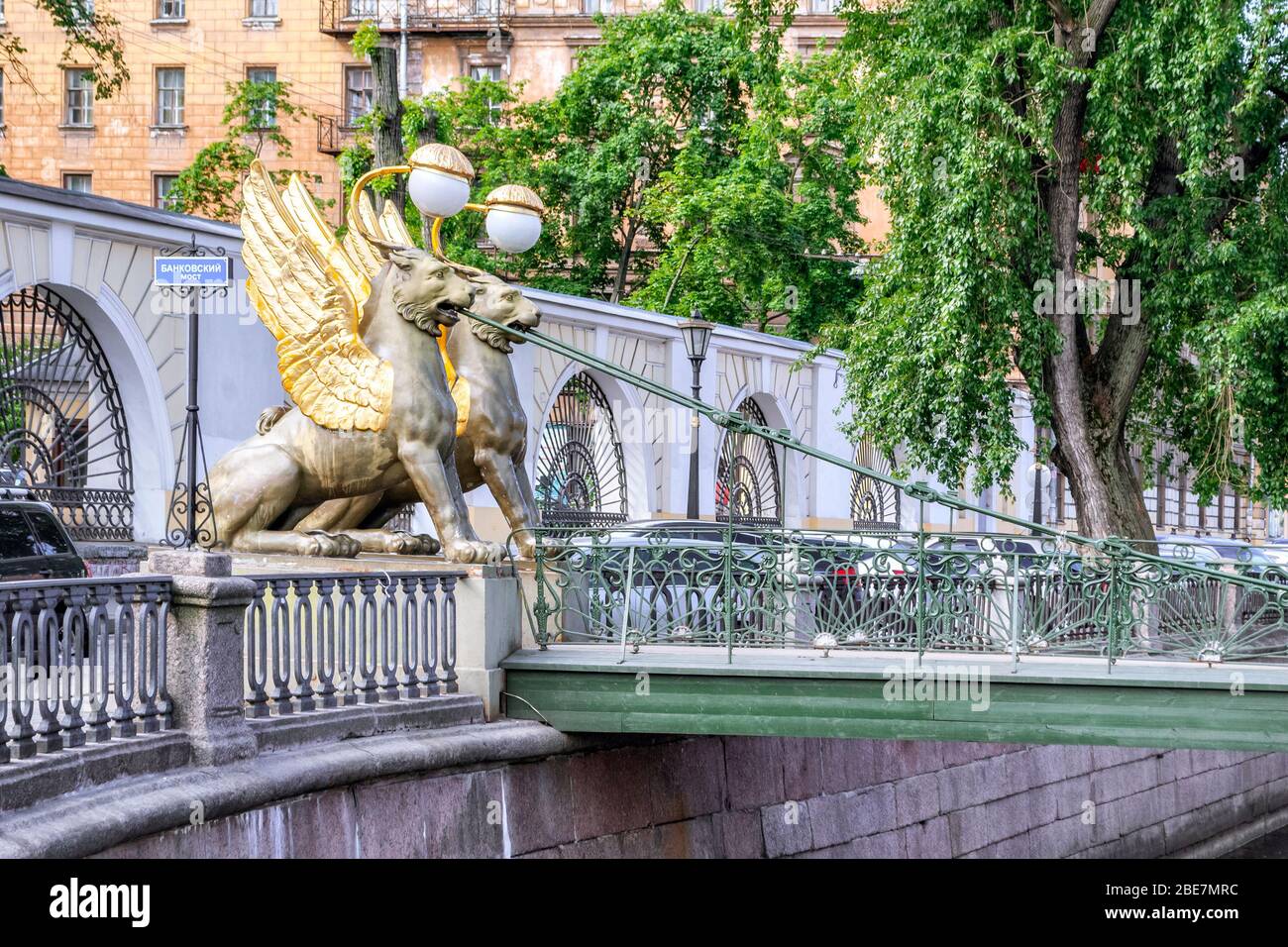 Sculture di leoni mitologici con ali dorate sul ponte della Banca di San Pietroburgo. Testo sul ponte della Photo-Bank. Foto Stock