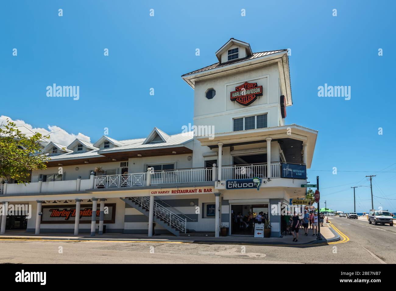 George Town, Grand Cayman Island, Regno Unito - 23 aprile 2019: Vista della strada di George Town di giorno con i pedoni vicino a ristoranti e negozi turistici a downtow Foto Stock