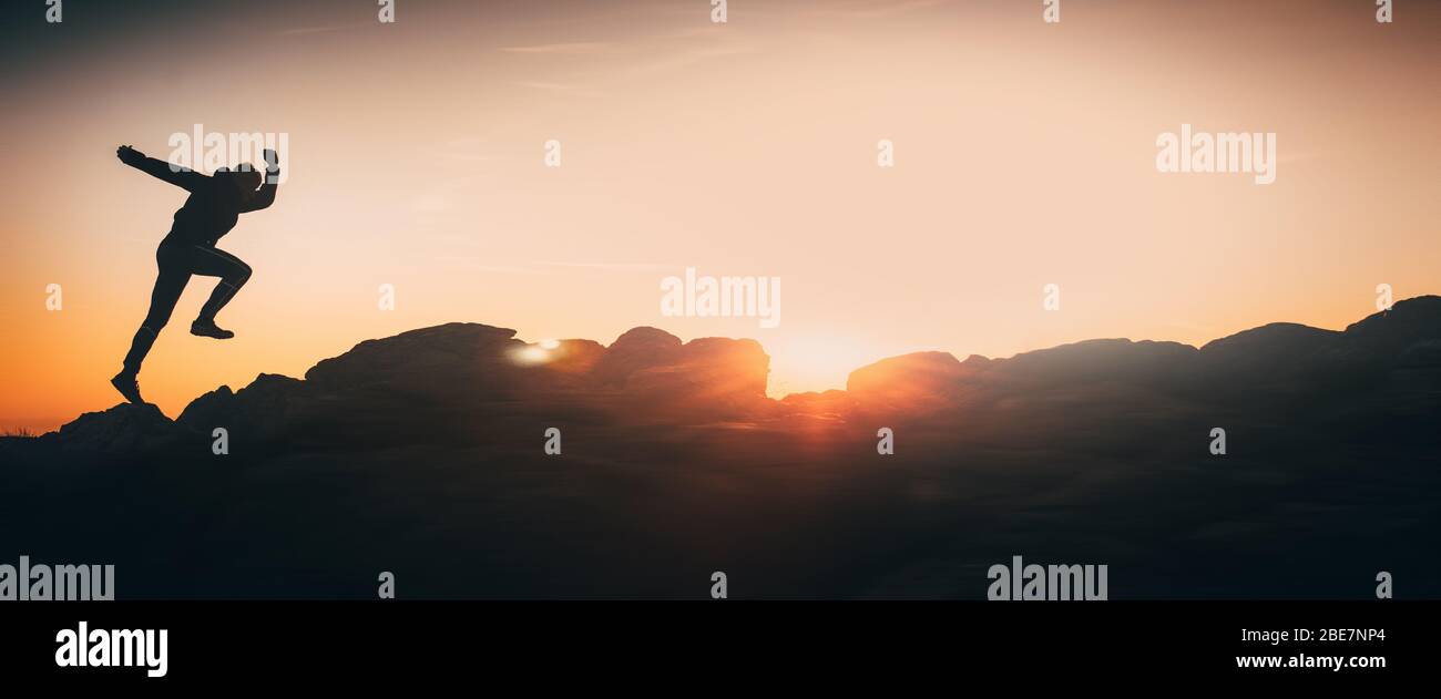 Banner, pagina web o modello di copertina di Athlete correre sulla cima della collina durante il tramonto - motivazione, sport, concetto di energia foto con spazio copia. Copia Foto Stock