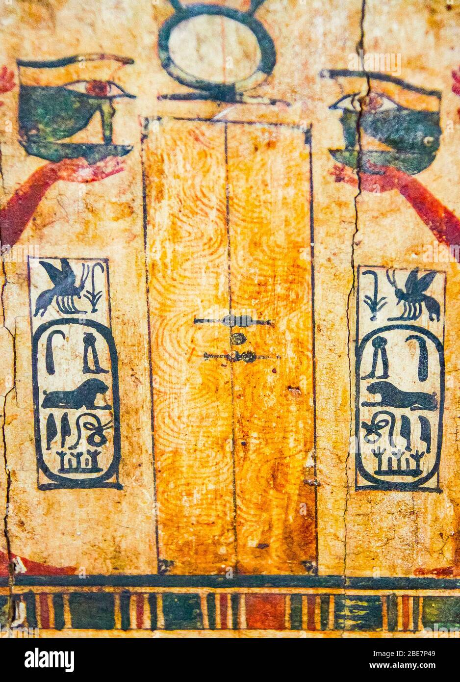 Egitto, Medio Egitto, Museo di Mallawi, foto scattate nel 2009, prima del saccheggio nel 2013. Un piccolo naos, con i cartocchi di Darius. Foto Stock