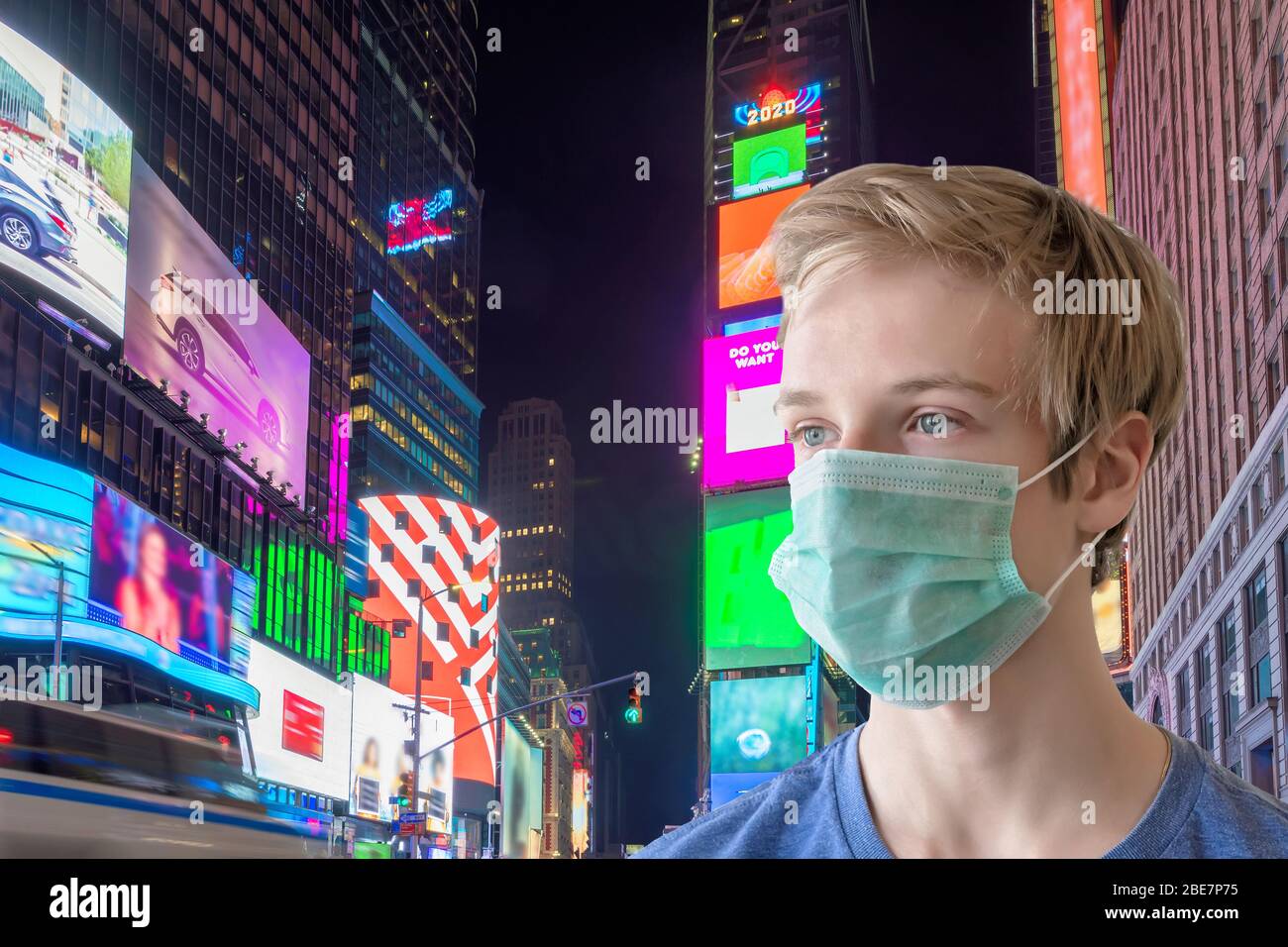 Giovane uomo in maschera sulla strada notturna. Coronavirus pandemico nella città notturna Foto Stock