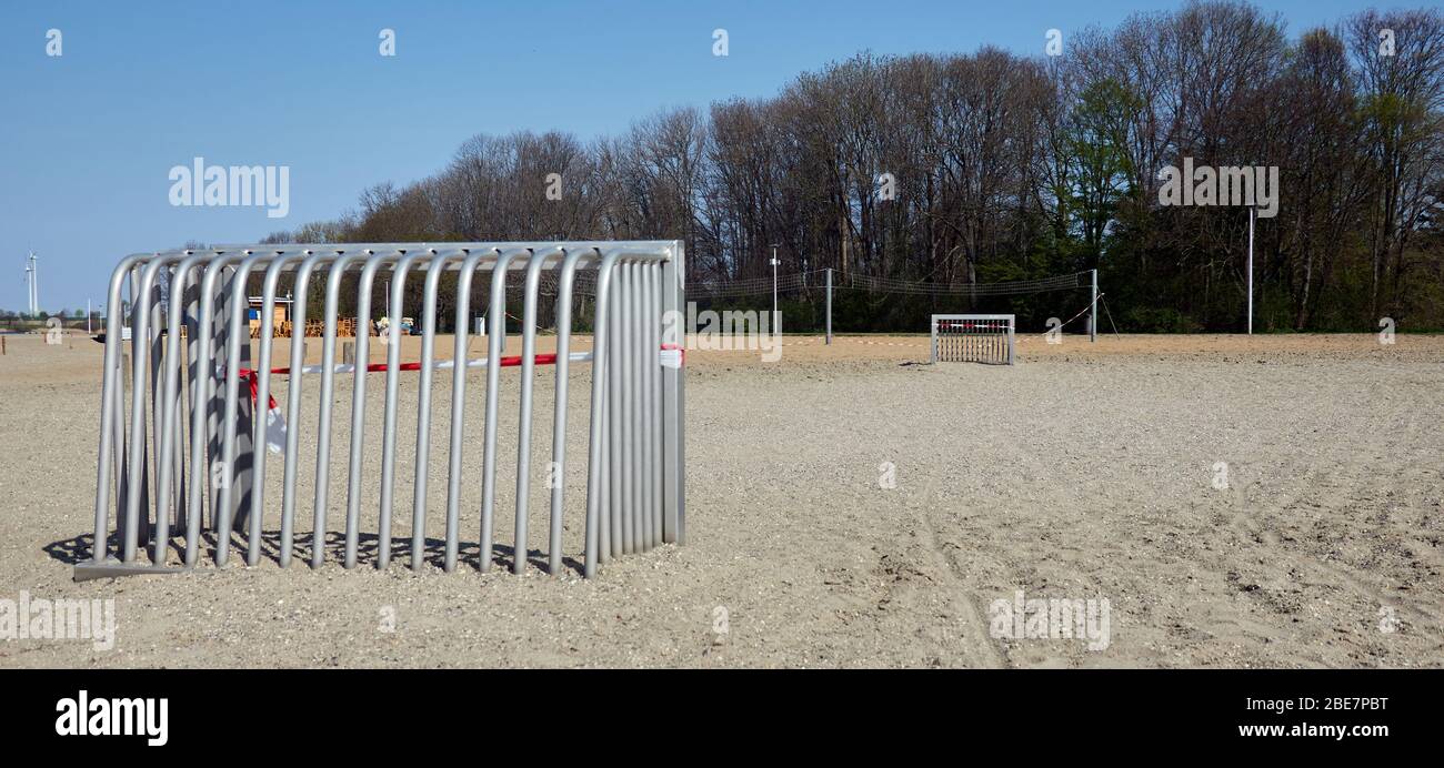 Campo da gioco da ballo in una spiaggia di sabbia in Germania, con porte chiuse per indicare che il luogo non può essere utilizzato, foto concettuale per la chiusura a causa di Covid Foto Stock