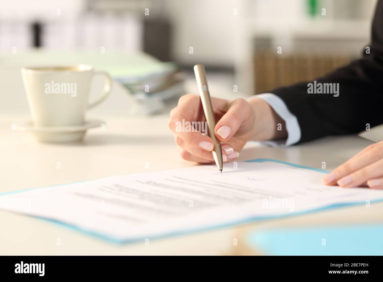 Primo piano di donne executive firma il contratto su una scrivania al lavoro Foto Stock