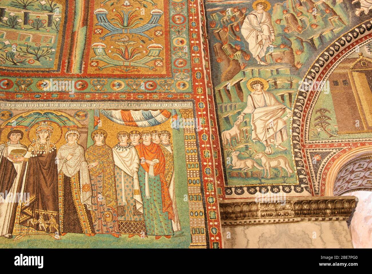 L'Italia. Ravenna. La frazione di San Vitale. Bizantina mosaici romani. Imperatrice Teodora e il gruppo della corte le donne. Vi secolo a. Foto Stock