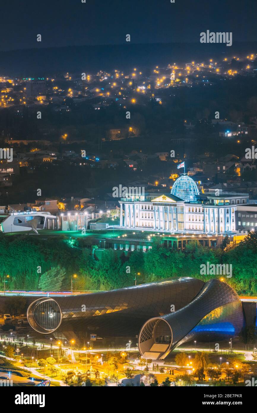 Tbilisi, Georgia. Palazzo dell'Amministrazione Presidenziale, Residenza Avlabari e Concerto Teatro di Musica Sala Esposizioni nel Rike Park estivo di notte ILLUMI Foto Stock
