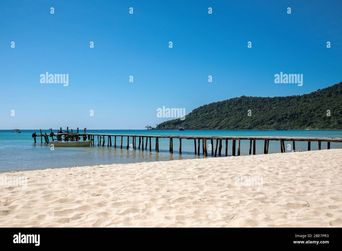 Old Wood Pier, Lazy Beach, Koh Rong Samloem, Cambogia. Foto Stock
