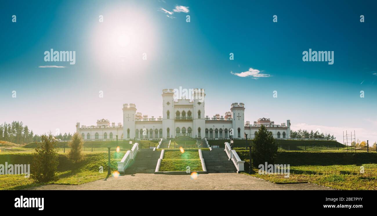Kosava, Bielorussia. In estate il sole splende sopra Kosava Castello. È una rovina a corona in palazzo gotico in stile Revival. Puslowski Palace Castello. Un punto di riferimento Foto Stock