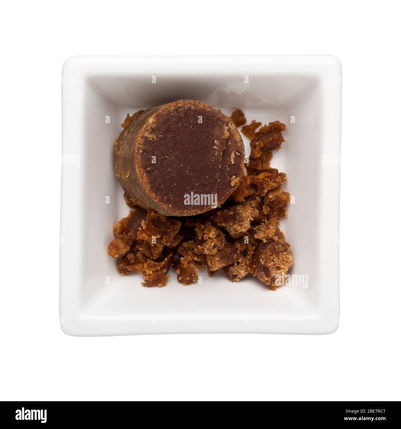 Gola melaka in una ciotola quadrata isolata su sfondo bianco Foto Stock