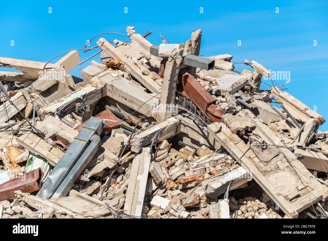 Mucchio di detriti al posto di una casa demolita Foto Stock