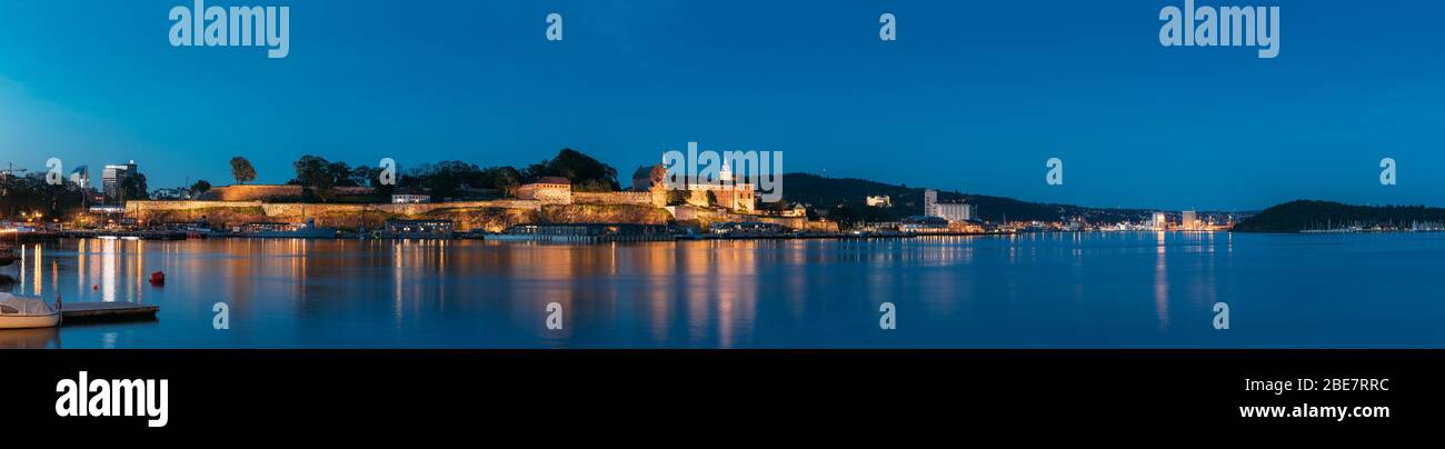 Oslo, Norvegia - 24 giugno 2019: Fortezza di Akershus in serata estiva. Vista notturna di un luogo famoso e popolare. Panorama, Vista panoramica. Foto Stock