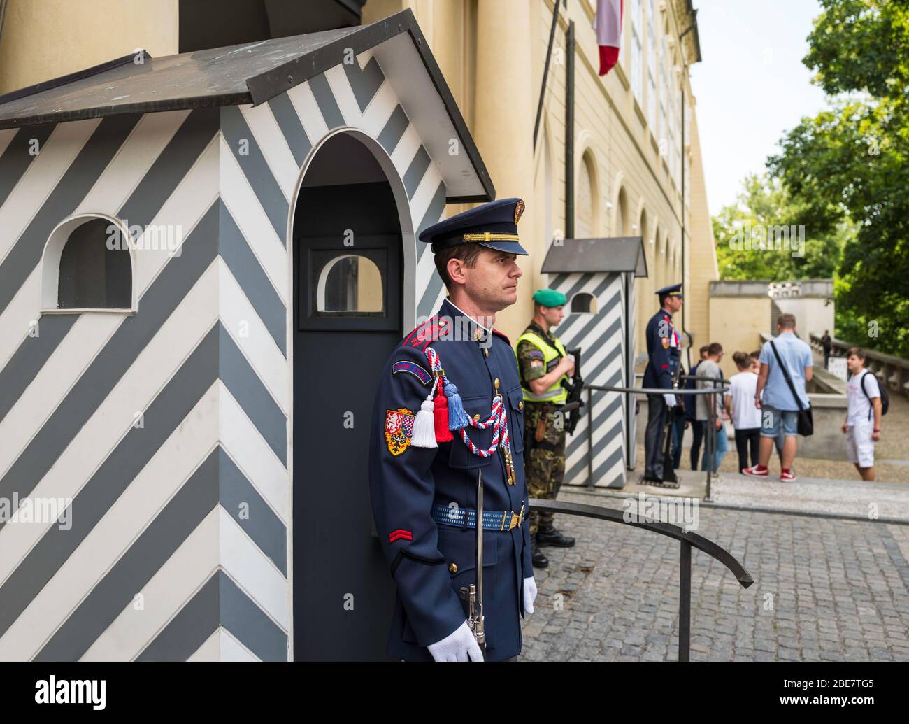 La Guardia del Castello di Praga è un'unità specifica delle forze armate della Repubblica Ceca. Il suo dovere è quello di proteggere e difendere la sede del Presidente. Foto Stock